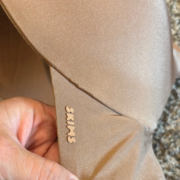 SKIMS Tan Seamless T-Shirt Bra - Picture 6 of 8